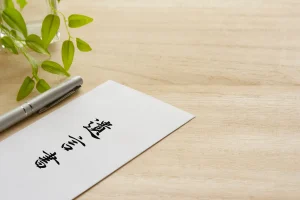 自筆証書遺言の封筒とペン