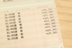通帳の入出金明細を確認するイメージ
